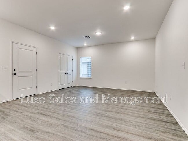 Photo - 8024 NW 110th Dr House