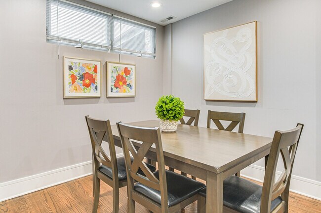 Foto del edificio - 2148 W Chicago Ave