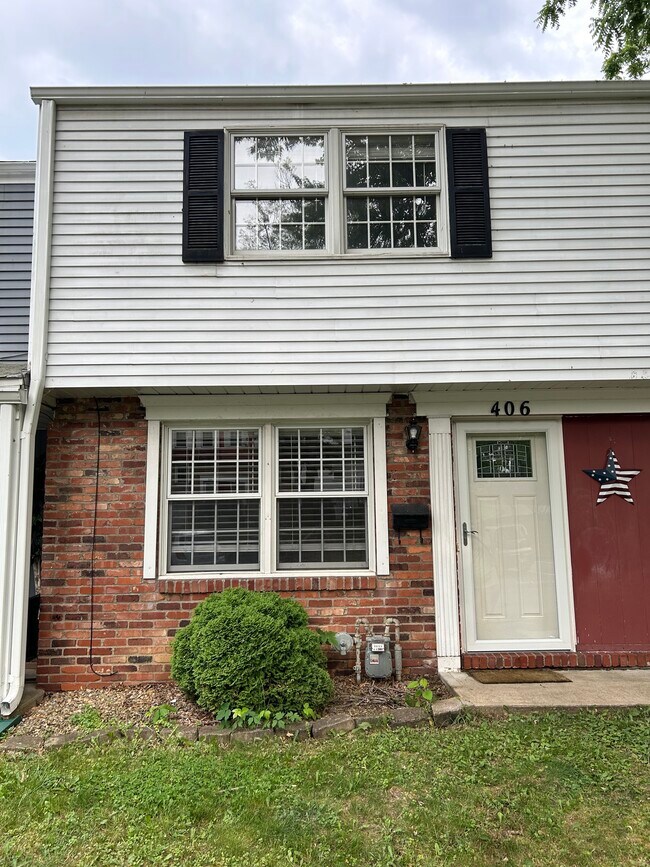 Front - 406 Hickory Cir