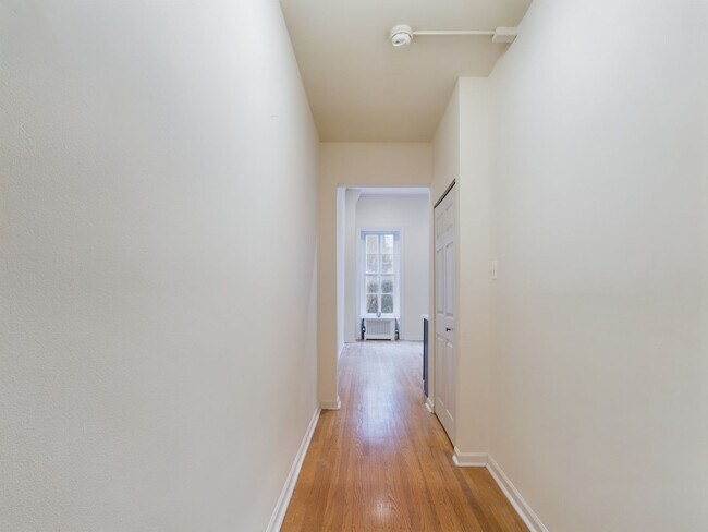 Building Photo - 1528 Pine St