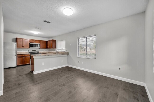 Building Photo - "Spacious 3-Bed, 3-Bath Townhouse with Elegant Hardwood Floors in Ocoee!"