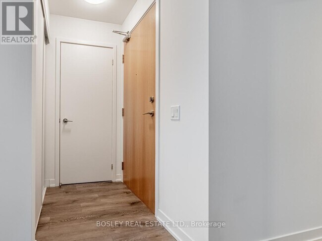 Photo du bâtiment - 1787 St Clair Ave W