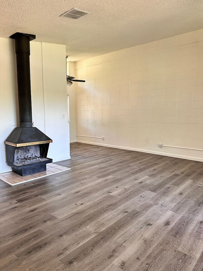 Foto del edificio - 8124 Plumeria Ave