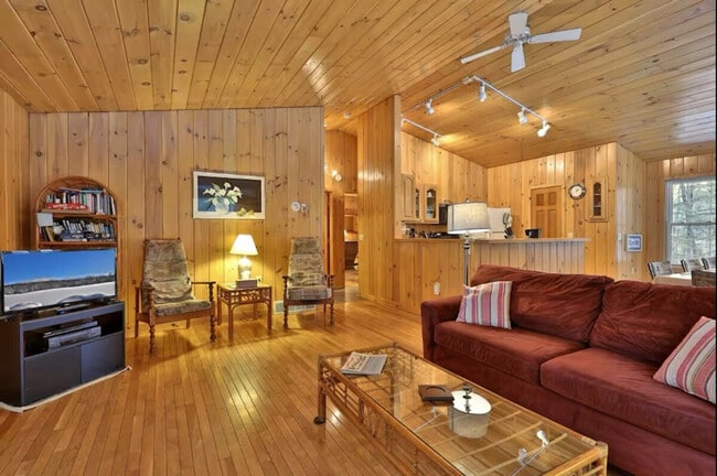 Building Photo - 4155 Lake Shore Dr