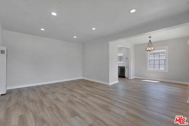 Building Photo - 713 W 118th St