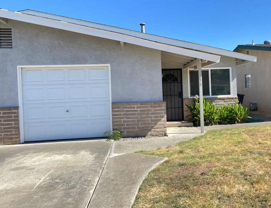 Foto principal - 2 Bedroom, 1 Bath with Garage near Hospital.