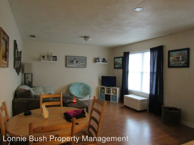 Building Photo - 9527 3rd Bay St