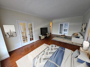 Building Photo - 570 N Rossmore Ave