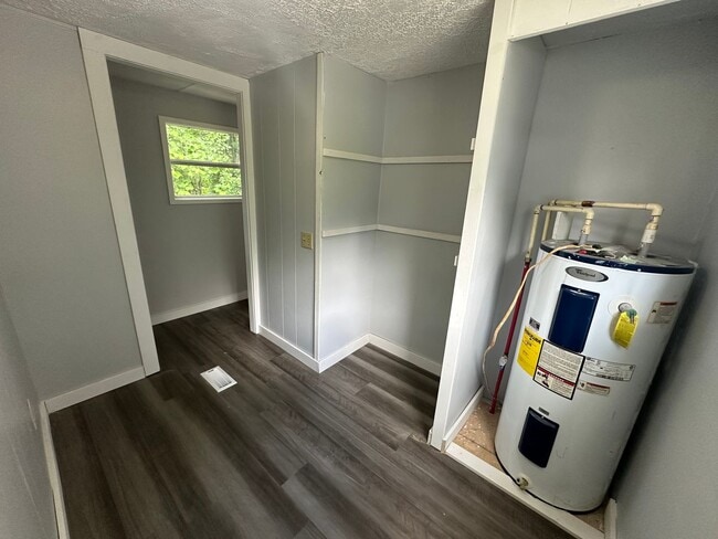 Building Photo - Updated single wide. Water/lawn care inclu...