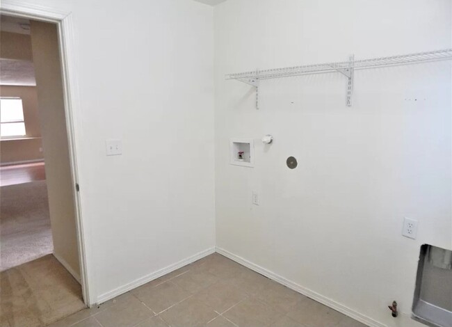 Building Photo - 4 Bedroom 3 Bathroom