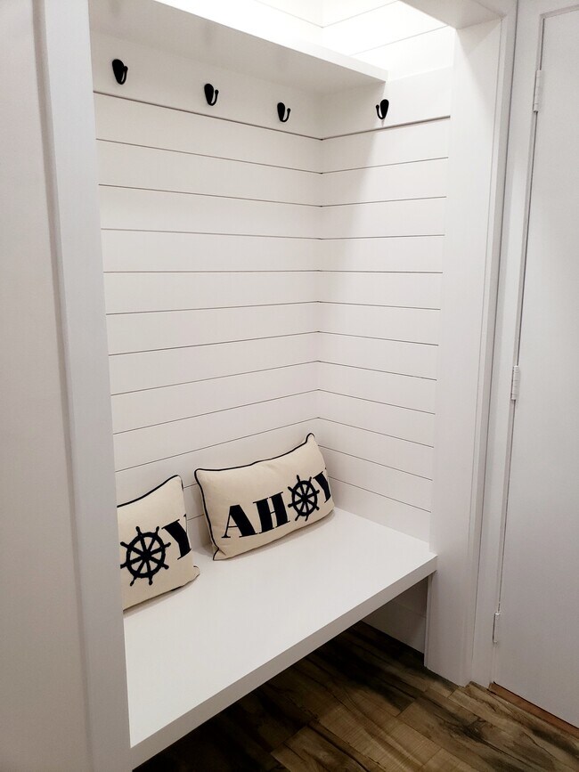 Alcove - 1206 S Lake Dr
