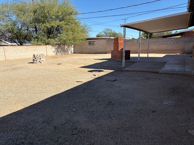 Building Photo - 3-bedroom, 2-bathroom home with large back...