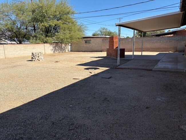 Foto del edificio - 3-bedroom, 2-bathroom home with large backyard