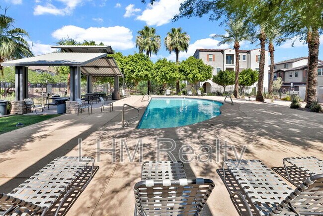 Foto del edificio - 2210 E Huntington Dr