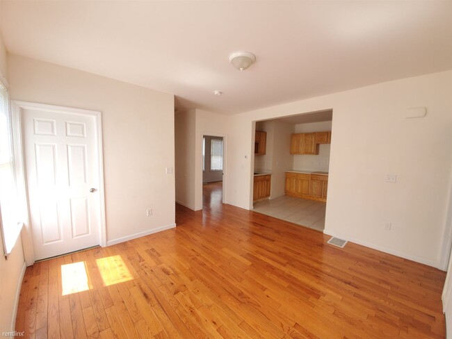 Building Photo - 2 br, 1 bath  - 582 East St # 1FL