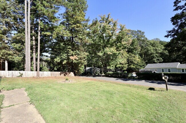 Foto del edificio - 2728 Grantwood Rd