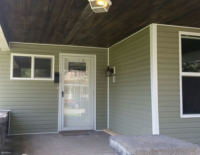 Building Photo - 489 W Maple St