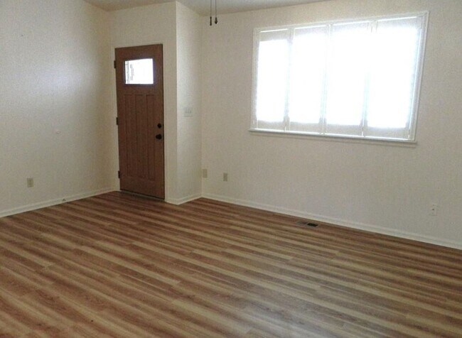 Building Photo - Lovely 3 bedroom, 2 bathroom house with a ...