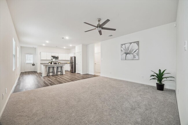Foto del edificio - 7815 Blue Star Flower Ln
