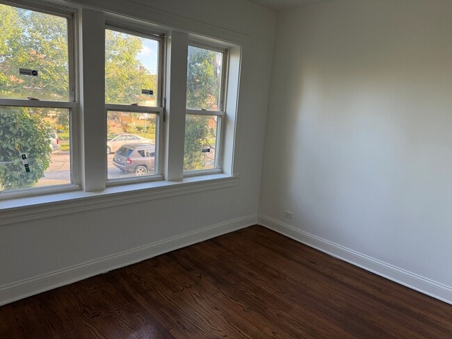 Foto del edificio - 4555 W Wellington Ave