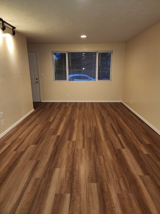 Building Photo - 2bed 1.5 bath Duplex