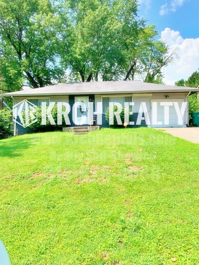 Primary Photo - Roomy 3 bedroom, 1 bathroom w/ garage!
