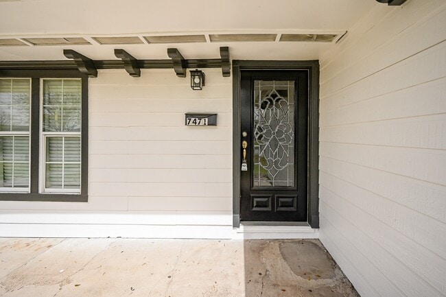 Building Photo - 7471 Lakehurst Dr