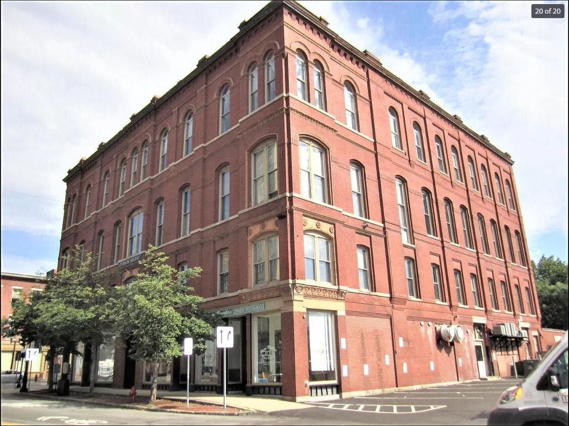 10 Kearney Sq Unit 206, Lowell, MA 01852 Condo for Rent in Lowell, MA