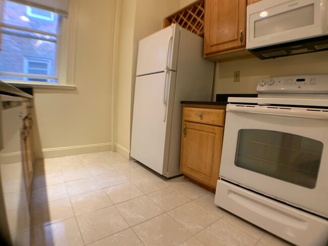 Building Photo - 100 Queensberry St