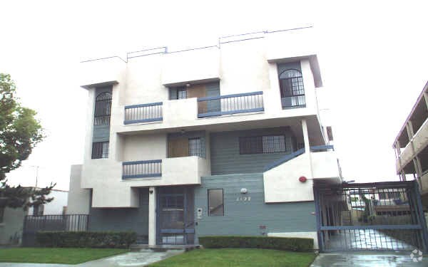 Building Photo - 1127 E Chestnut St