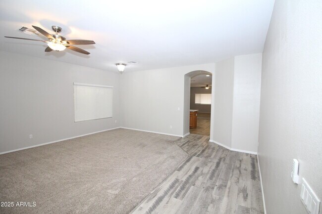 Foto del edificio - 8166 W Rose Garden Ln