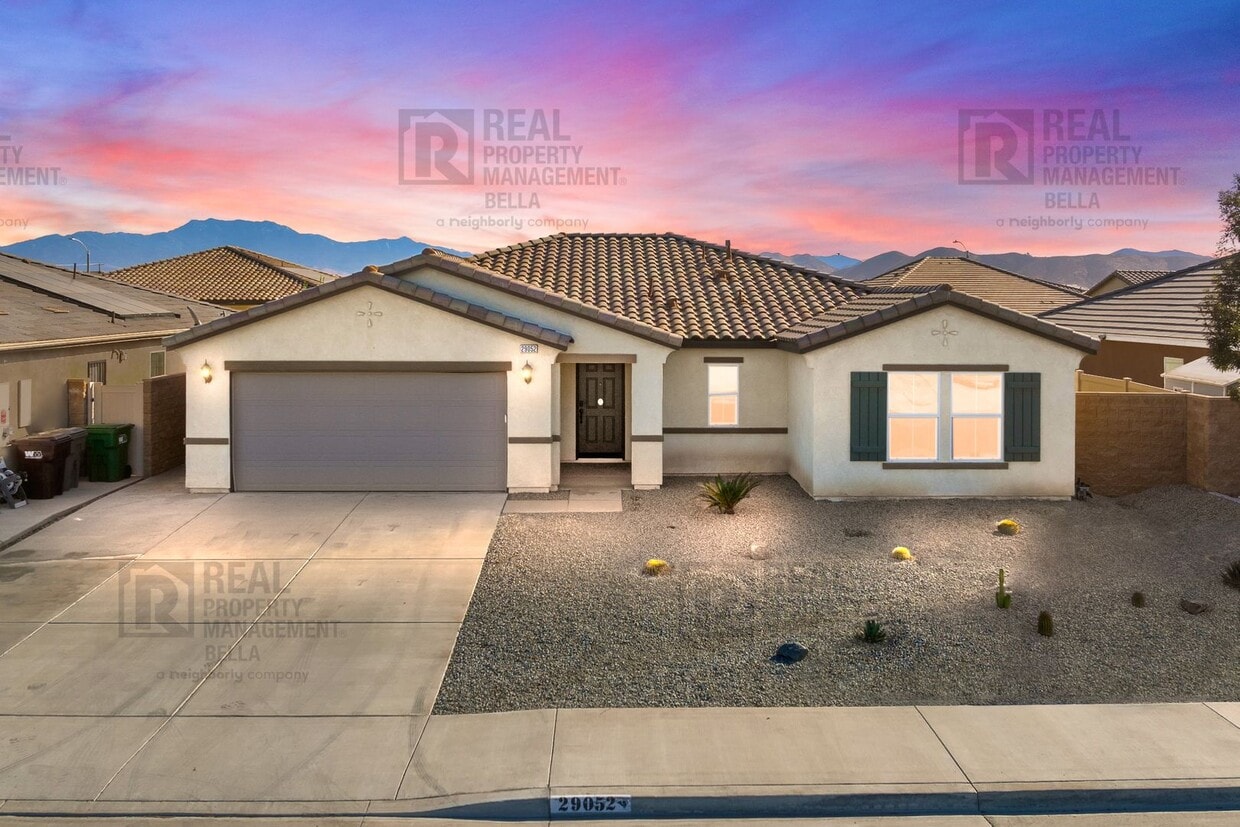 Foto principal - Spacious 4-Bed, 2-Bath Open-Concept Home i...