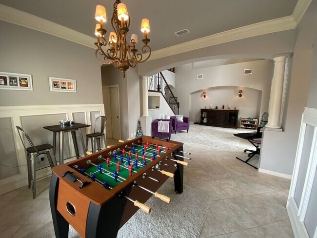 Foto del edificio - 5 Bedroom/2 full and 2 half baths/ 3 car g...