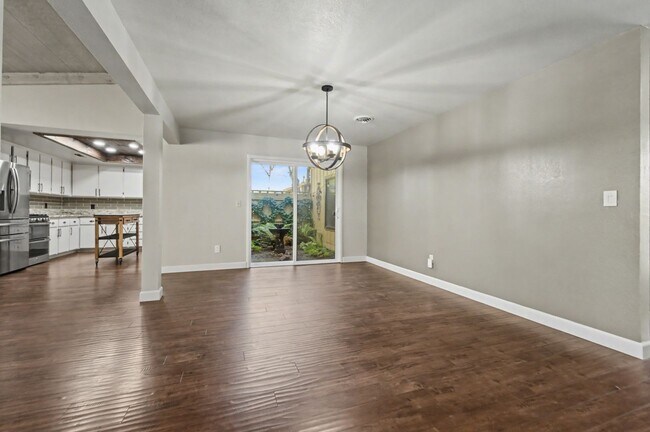 Foto del edificio - Stylish 2-Bed, 2-Bath Home with Generous Den in The Meadows