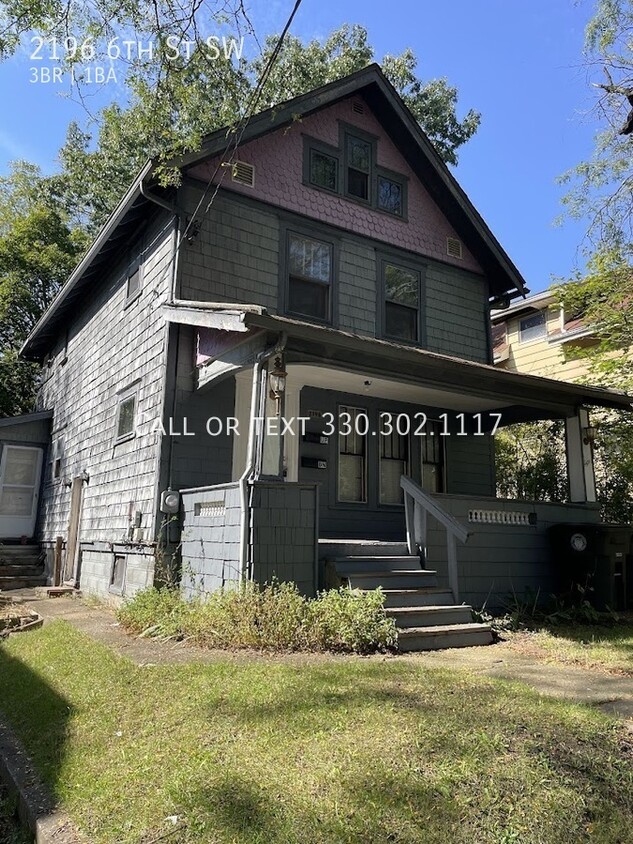 Primary Photo - Three bedroom one bathroom second level ap...