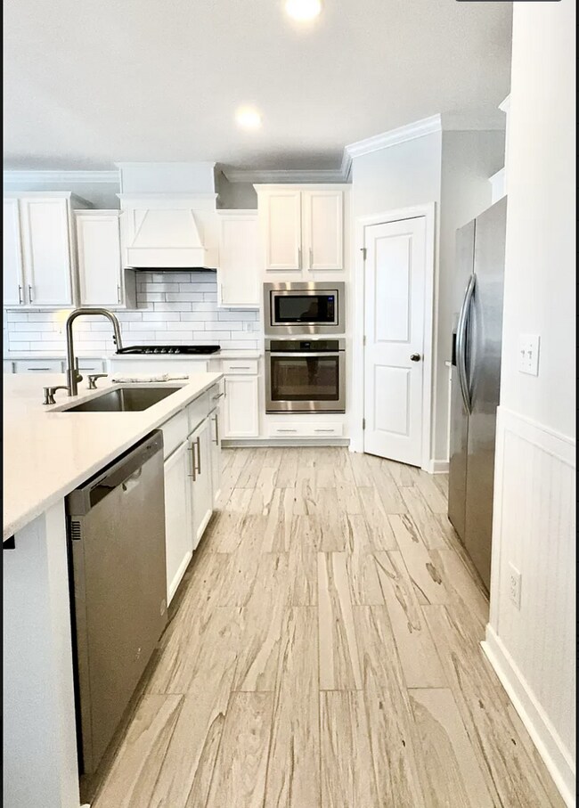 Building Photo - Charming 3-Bed End-Unit Townhome in Apex!