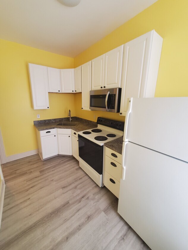 Kitchen - 364 N York St