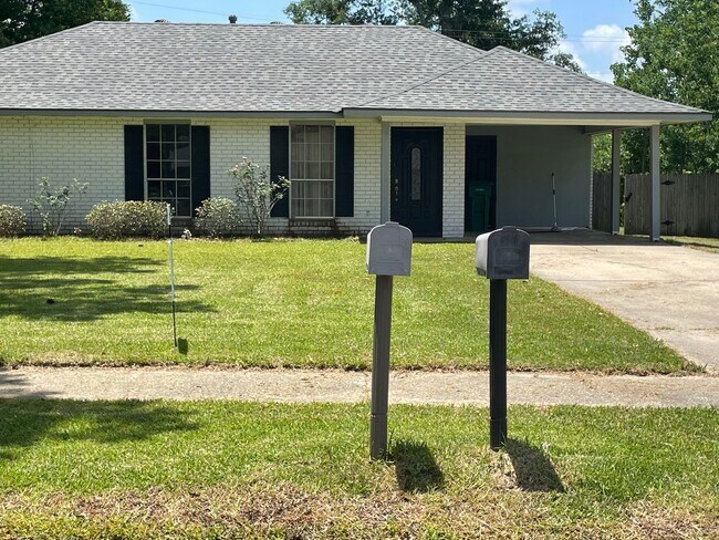 Foto del edificio - CHARMING 3-BEDROOM HOME FOR RENT IN ZACHARY, LA