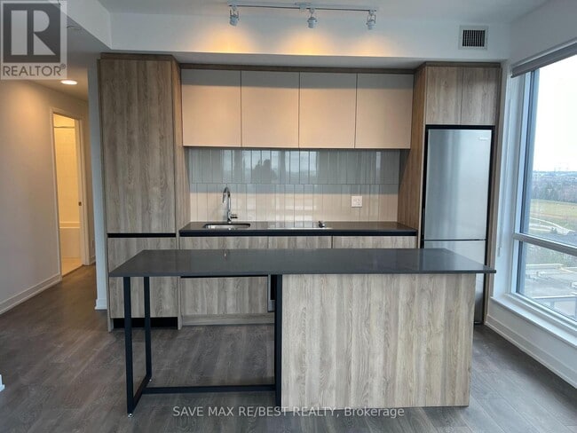 Building Photo - 7950-B-7950 Bathurst St