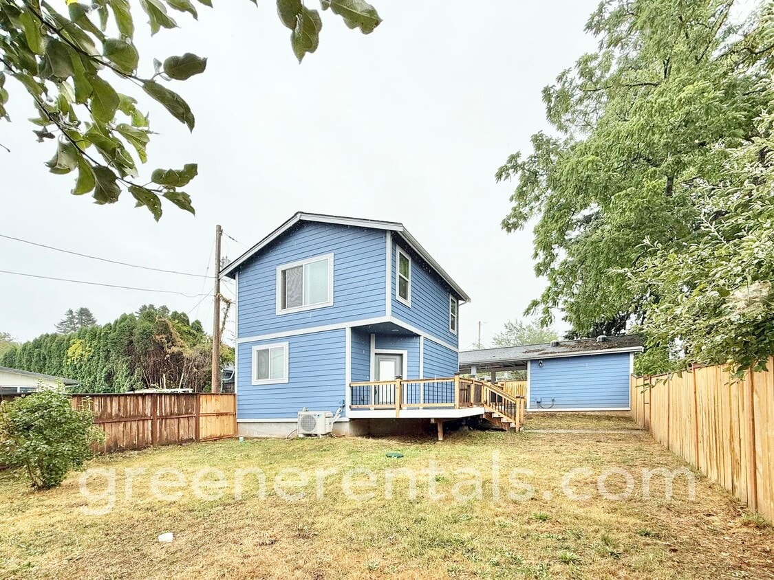 Foto principal - Modern 1-Bedroom Home with Yard, Deck & Ca...