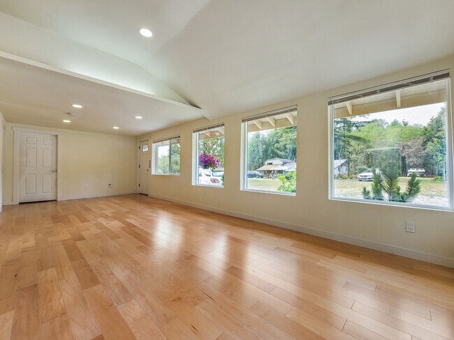 Foto del edificio - Chill 3-Bedroom Pad with a Cozy Backyard