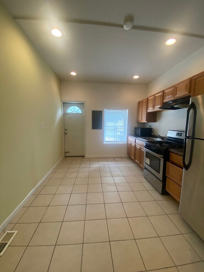 Foto del edificio - 447 N Curley St