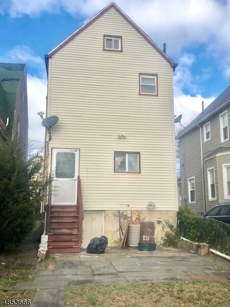 Building Photo - 152 Elm St