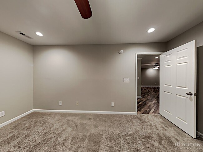 Building Photo - 254 Riverrun Dr