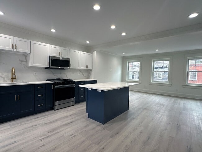 Building Photo - 528 Manor St