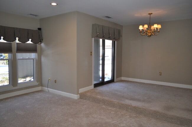 Building Photo - 8 Willow Ln