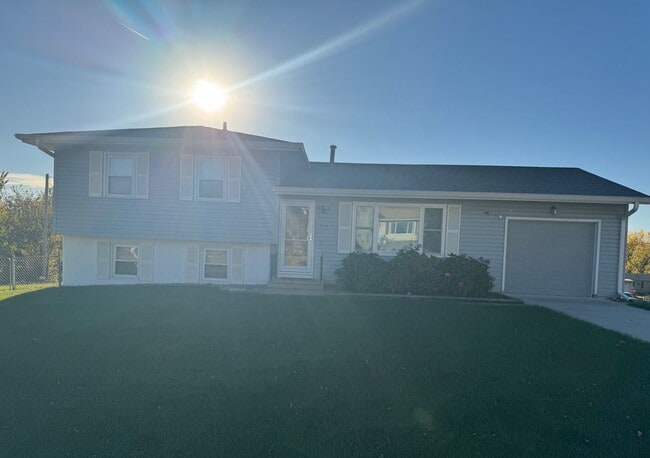 Move-In Ready 3-Bedroom with Modern Update... - Move-In Ready 3-Bedroom with Modern Update... House