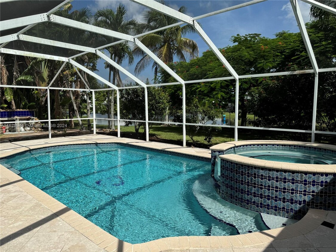 Foto principal - 16643 Golfview Dr