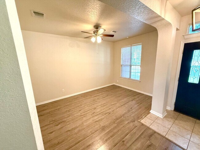 Foto del edificio - **APPLICATION RECEIVED** AVAILABLE NOW! AM...