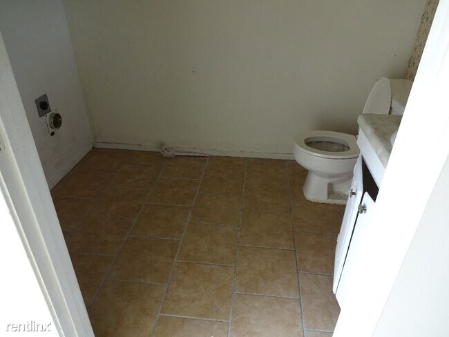 Building Photo - 2 br, 2.5 bath Townhome - 23 Briarwood Cir